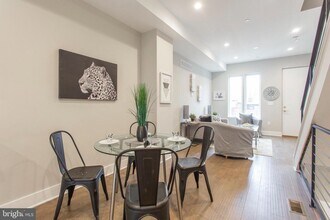 542 Pierce St in Philadelphia, PA - Building Photo - Building Photo