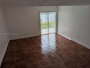 9369 Fontainebleau Blvd in Miami, FL - Foto de edificio - Building Photo