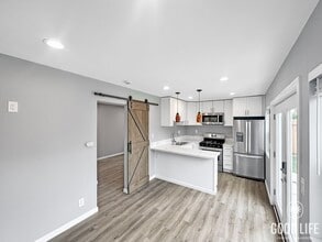 4933 Auburn Dr in San Diego, CA - Foto de edificio - Building Photo