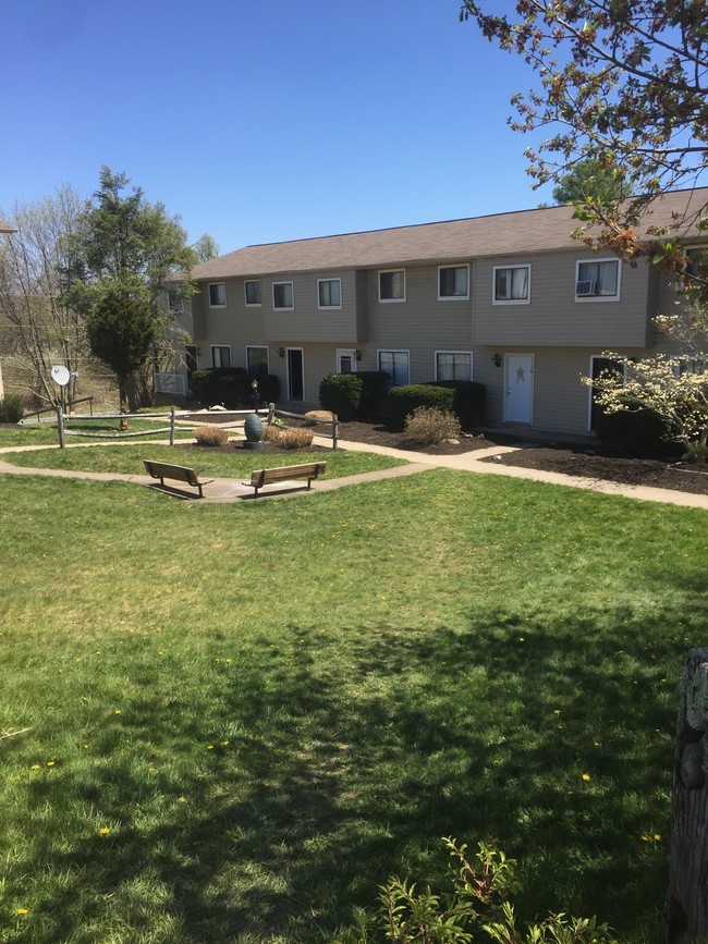 Cherrywood Townhouses & Apartments in Beaver, WV - Building Photo - Building Photo