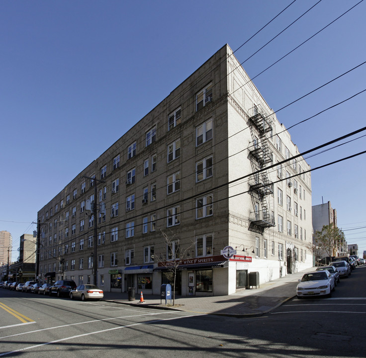 5001 Park Ave in West New York, NJ - Building Photo