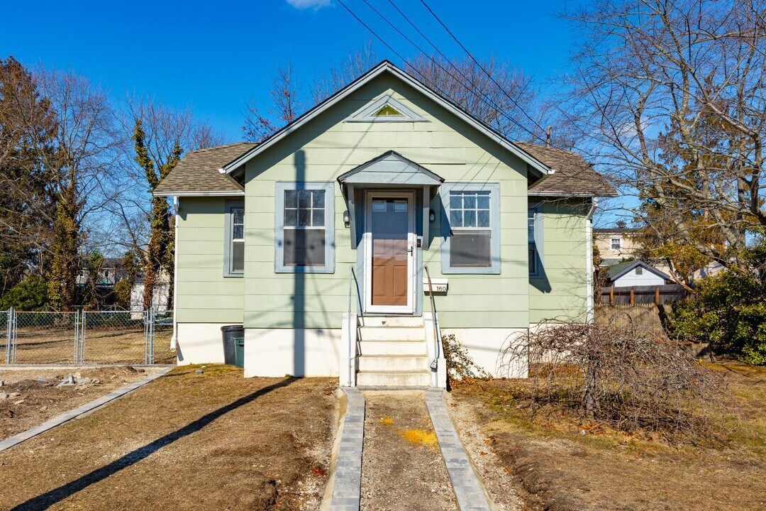 160 Austin St in Lindenhurst, NY - Building Photo