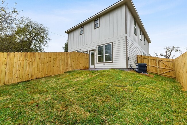 1316 Williams St in Brenham, TX - Building Photo - Building Photo