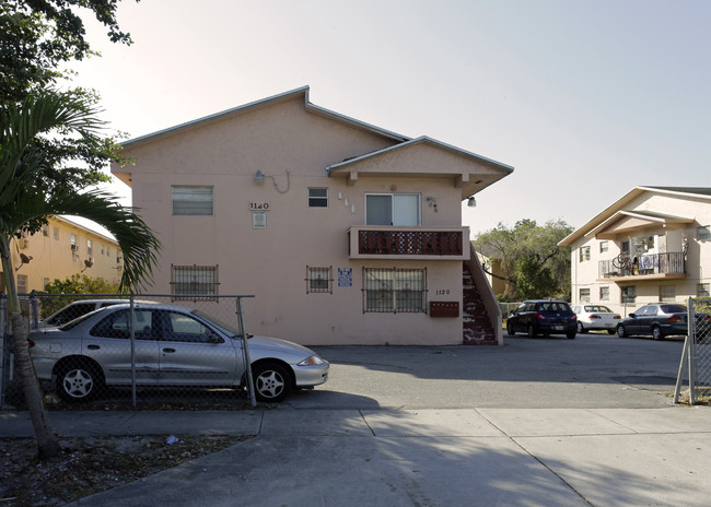 1120 W 77th St in Hialeah, FL - Foto de edificio - Building Photo