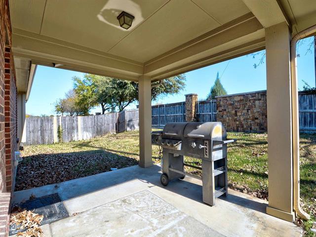 9824 Mcfarring Dr in Fort Worth, TX - Building Photo - Building Photo