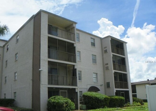 5541 Bay Blvd, Unit 205 in Port Richey, FL - Building Photo - Building Photo