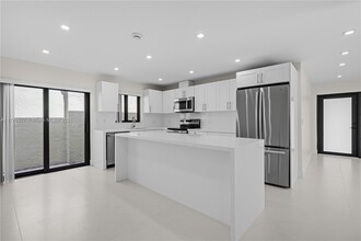 10553 SW 22nd Ter in Miami, FL - Foto de edificio - Building Photo