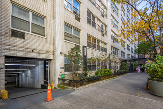 310 E 70th St in New York, NY - Building Photo - Building Photo