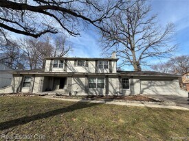 7068 Heather Heath Ln in West Bloomfield Township, MI - Building Photo