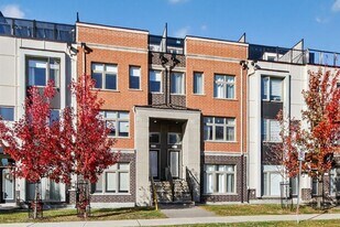 815 Mikinak Rd in Ottawa, ON - Building Photo