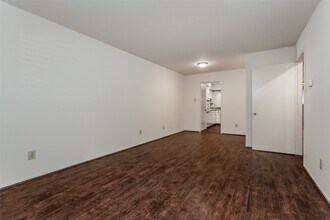 7544 Brentcove Cir in Dallas, TX - Foto de edificio - Building Photo