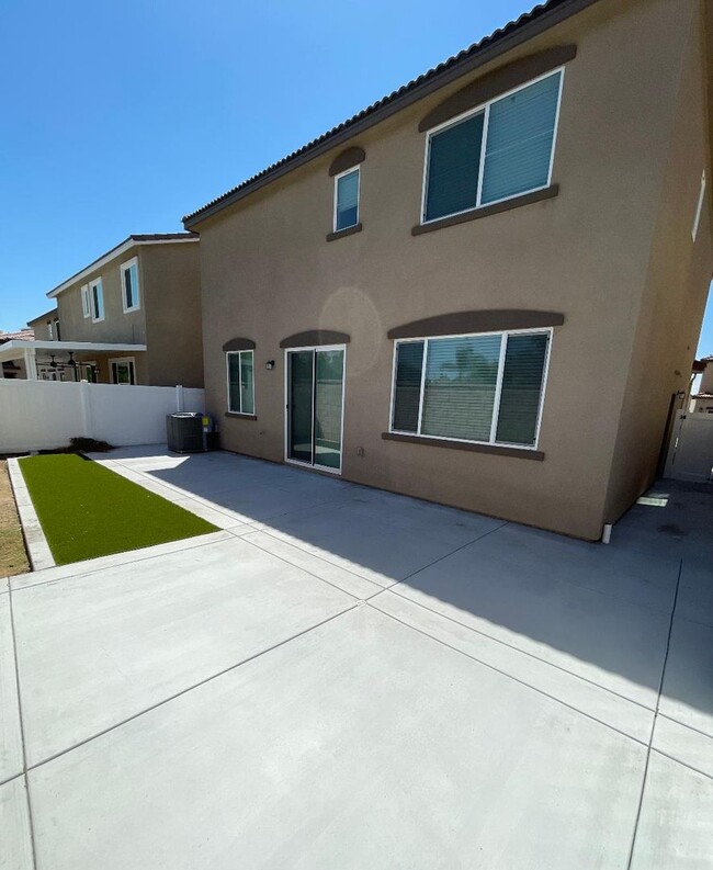 36432 Shine Dr in Winchester, CA - Foto de edificio - Building Photo