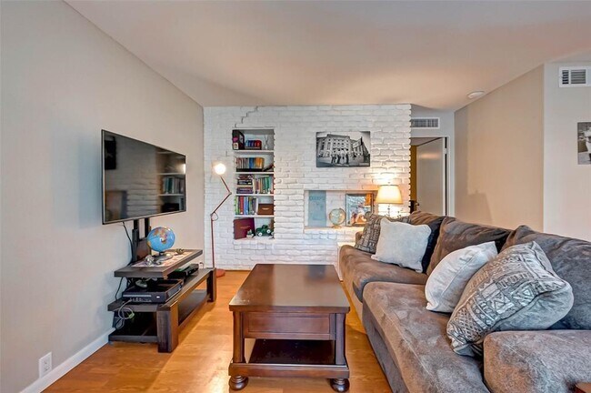 2201 Fountain View Dr in Houston, TX - Building Photo - Building Photo