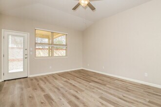 8233 Oak Harvest Dr in San Antonio, TX - Foto de edificio - Building Photo