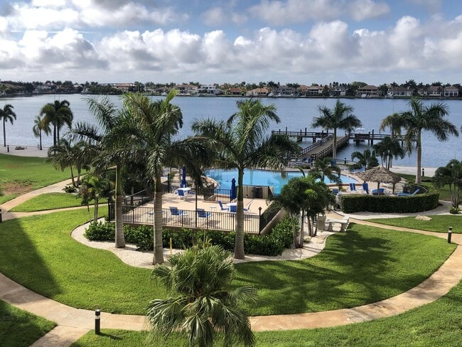 5130 Brittany Dr S in St. Petersburg, FL - Building Photo - Building Photo