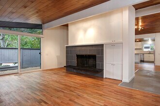 10804 NE 47th St in Kirkland, WA - Building Photo - Building Photo