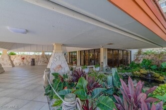 180 Seaview Ct in Marco Island, FL - Foto de edificio - Building Photo