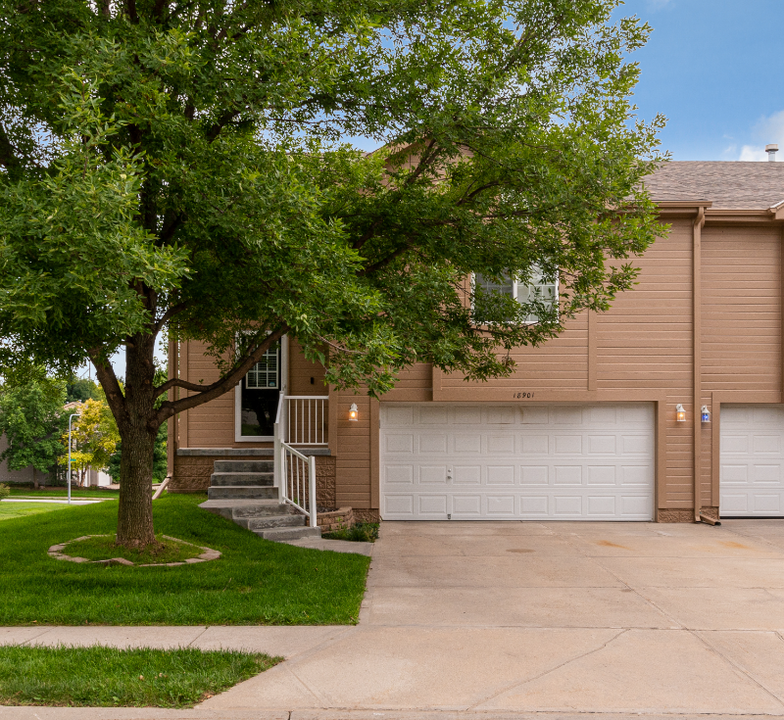 18901 K St in Omaha, NE - Building Photo