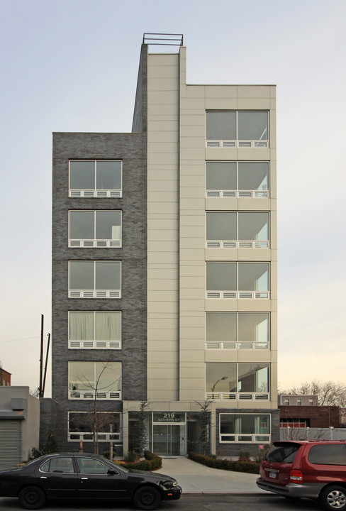 221-223 Withers St in Brooklyn, NY - Foto de edificio