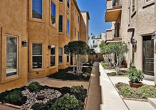 The Sorano Town Homes in Dallas, TX - Foto de edificio