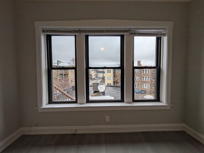 2234 W Wilson Ave, Unit 308 in Chicago, IL - Building Photo - Building Photo