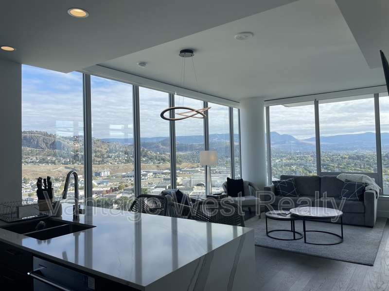 1181 Sunset Dr in Kelowna, BC - Building Photo