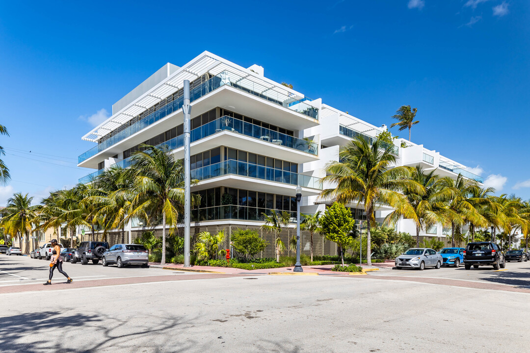 300 Collins Ave in Miami Beach, FL - Building Photo