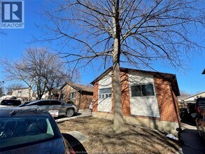 8477 Darlington Crescent in Windsor, ON - Building Photo - Building Photo