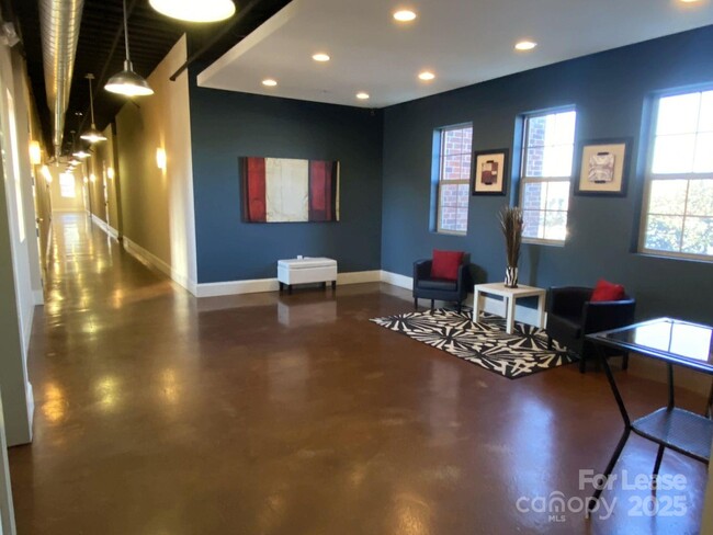 2338 Yadkin Ave in Charlotte, NC - Foto de edificio - Building Photo