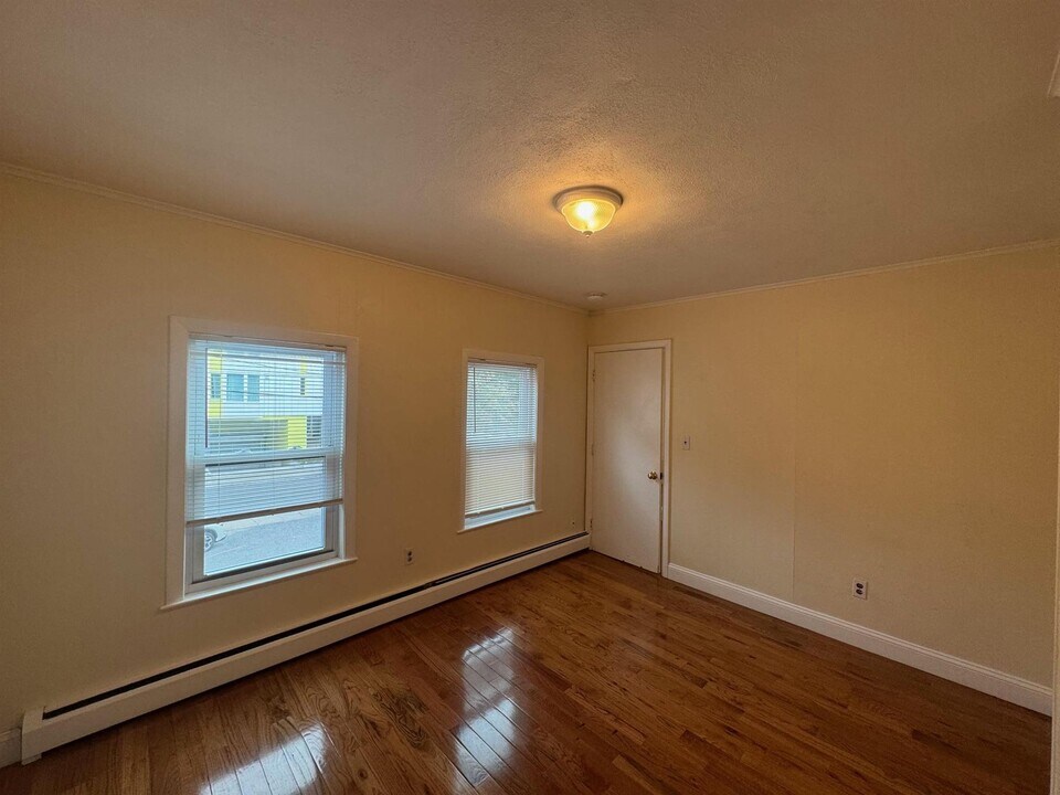 213 Beacon St, Unit 4 in Somerville, MA - Building Photo