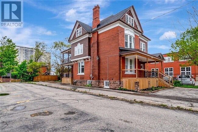 18 Weber St W in Kitchener, ON - Building Photo - Building Photo