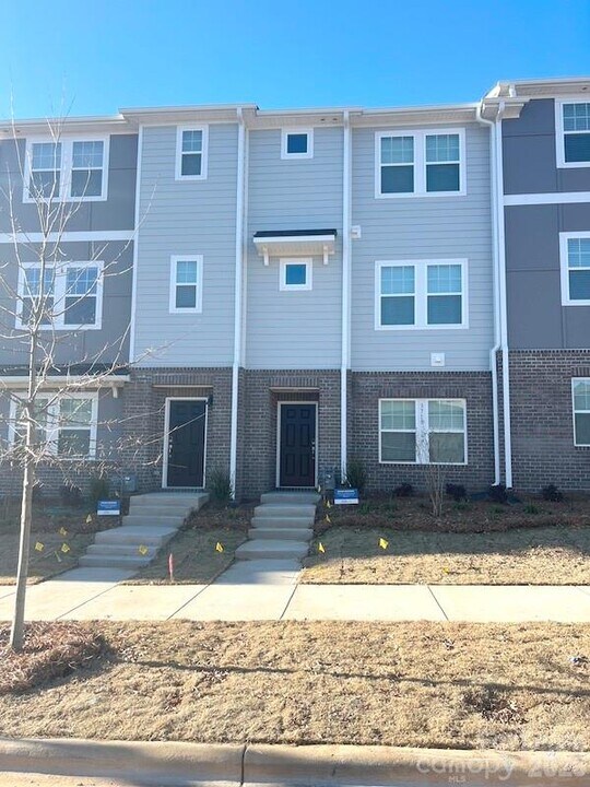 3718 Memorial Pkwy in Charlotte, NC - Building Photo