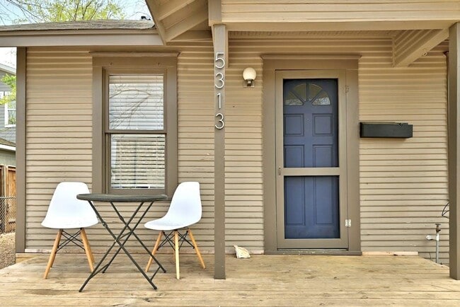 5313 Martin Ave in Austin, TX - Foto de edificio - Building Photo