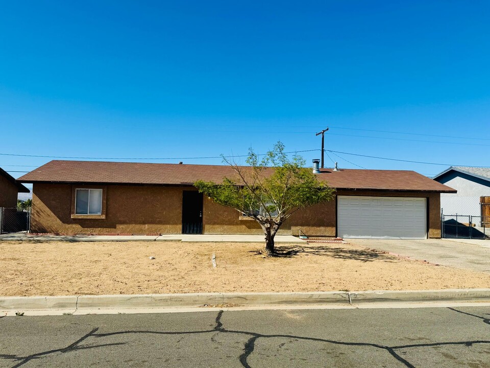 23989 Tahquitz Rd in Apple Valley, CA - Building Photo