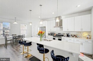 423 Honeyberry Ln in Fredericksburg, VA - Building Photo