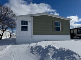 11431 N Lake Dr in Fenton, MI - Building Photo