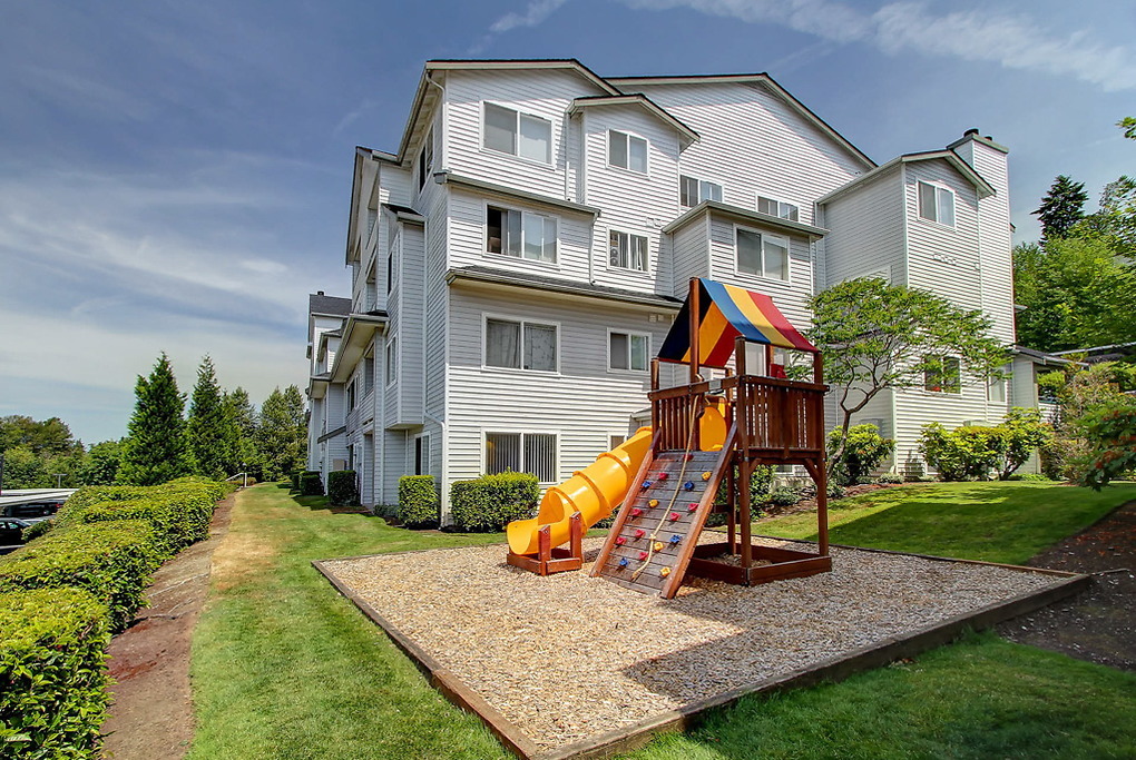 Castle Creek in Newcastle, WA - Building Photo