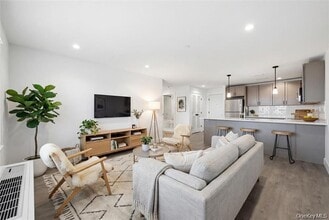 180 Deer Park Ave, Unit 306 in Babylon, NY - Building Photo - Building Photo