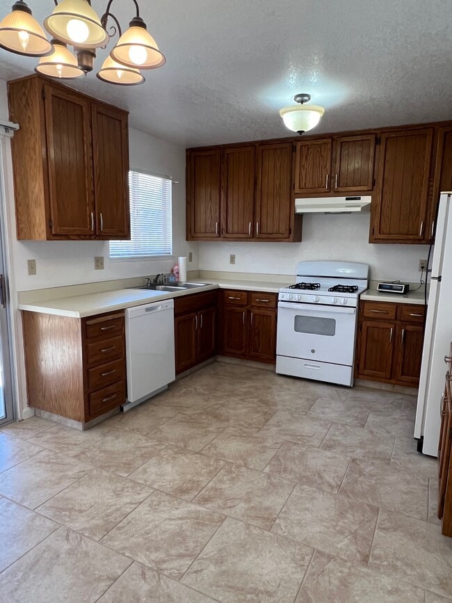 740 N Sanders St, Unit A in Ridgecrest, CA - Building Photo - Building Photo