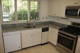 45 Tunxis Vlg, Unit 45 in Farmington, CT - Building Photo - Building Photo