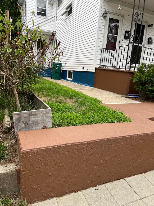 76 Erie St, Unit Second floor in Woonsocket, RI - Foto de edificio - Building Photo