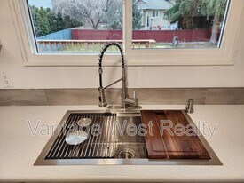 679 McClure Rd in Kelowna, BC - Building Photo