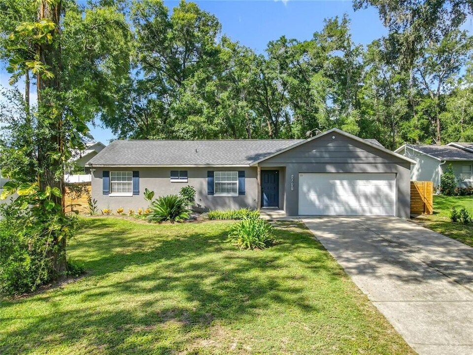 30931 Lochmore Cir in Sorrento, FL - Building Photo