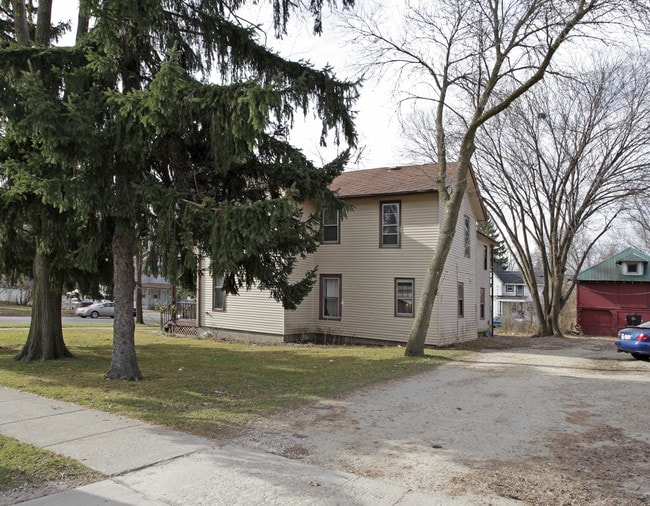 417 E Washington St in Delavan, WI - Foto de edificio - Building Photo