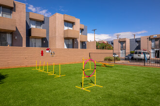 Cliffside at Mountain Park in El Paso, TX - Foto de edificio - Building Photo