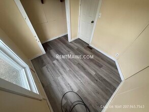 8 Hall Dr in Hudson, ME - Building Photo - Building Photo