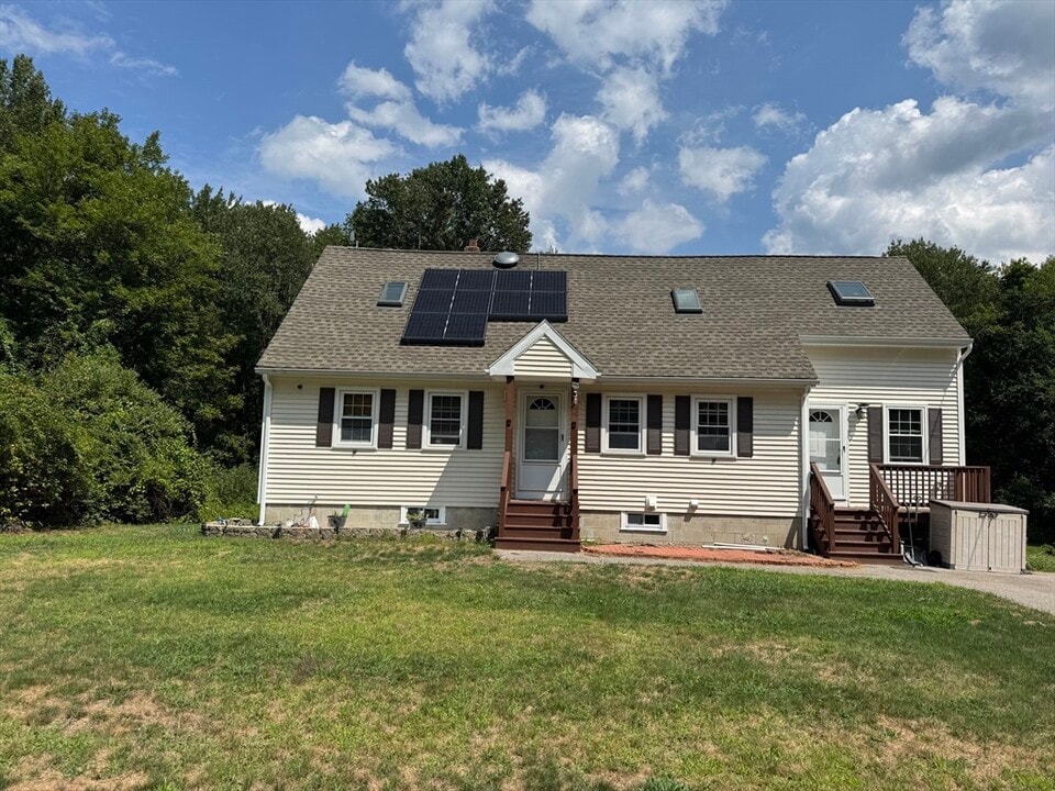 8 Heritage Rd in Pelham, NH - Building Photo