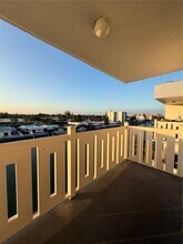 7900 Tatum Waterway Dr in Miami, FL - Building Photo - Building Photo