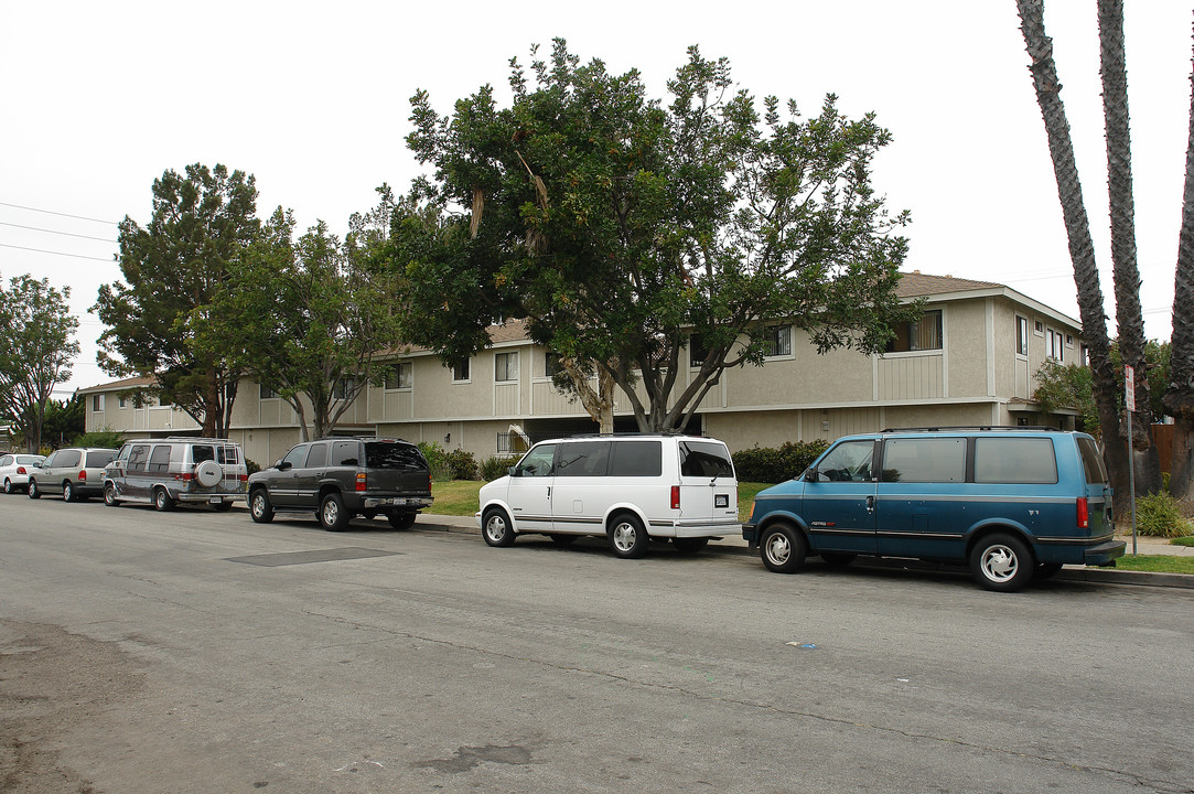 1872 Monrovia Ave in Costa Mesa, CA - Building Photo