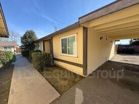 2500-2504 W Chestnut Ct in Visalia, CA - Building Photo